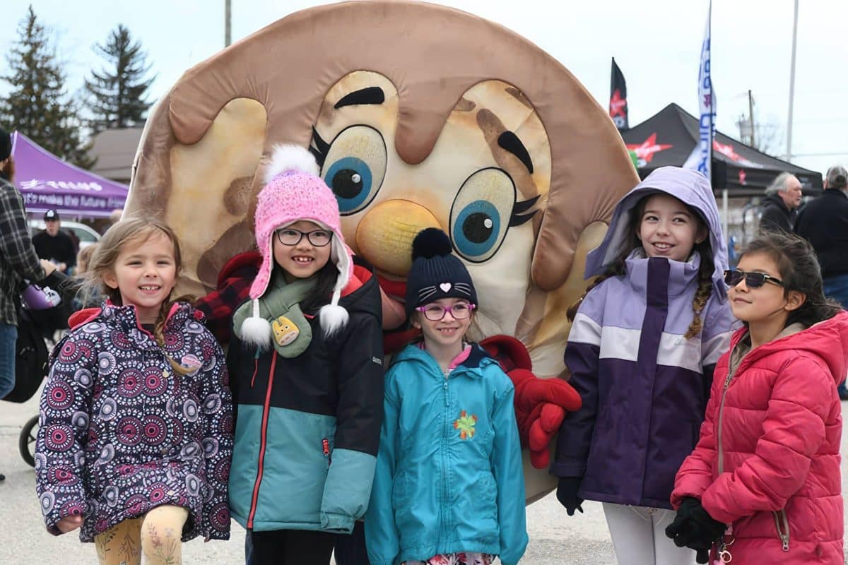 2023.04.06 - Observer - Visitors flock back to sap festival